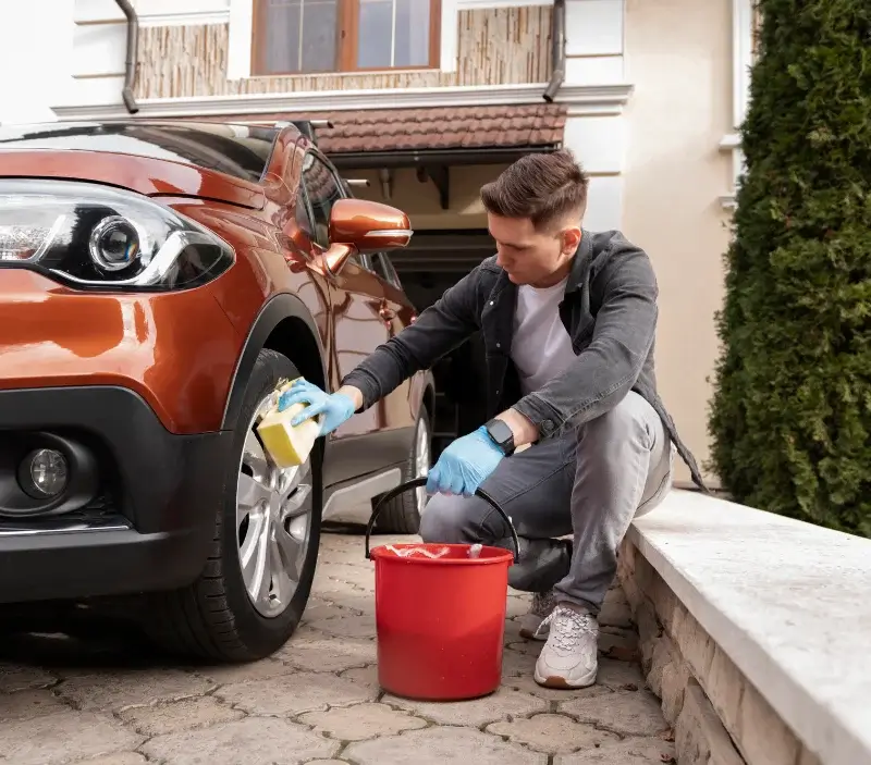 Lavage auto à domicile Saint-Georges-sur-la-Prée : professionnel intervenant sur un véhicule